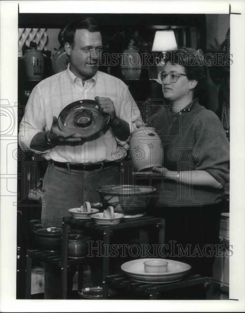 1990 Press Photo Jim and Betsy Anderson Potters Maker with their Work. - Historic Images