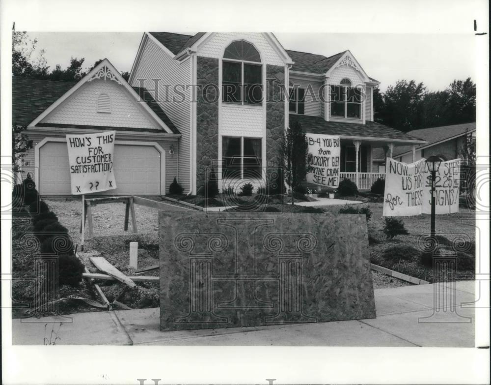 1990 Press Photo Signs in front of house of David & Bonnie Barna - Historic Images