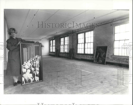 1990 Press Photo Artiss Ljiljana Dordevich at the Old White Chewing Gum Plant - Historic Images