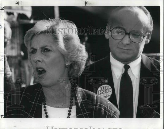1990 Press Photo Sarah Brady Speaks Against Guns With Lee Fisher - Historic Images
