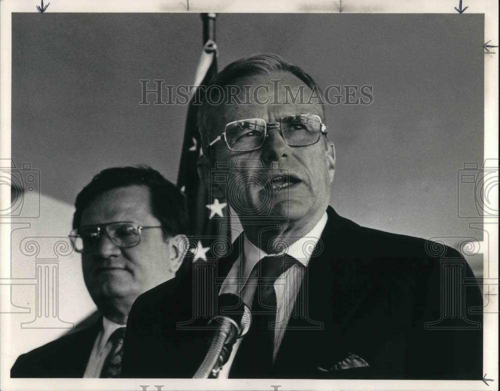 1990 Press Photo Nicholas Brady Secretary of Treasury at Burke Lakefront Airport - Historic Images