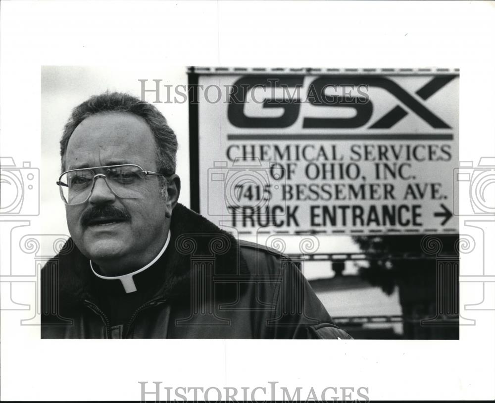 1990 Press Photo Anti-GSX activist, Rev. Tim Crouch help to close the plant - Historic Images