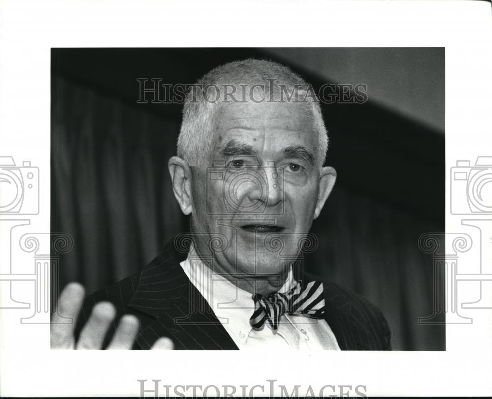 1990 Press Photo Archibald Cox Former Watergate prosecutor speak at City Club. - Historic Images