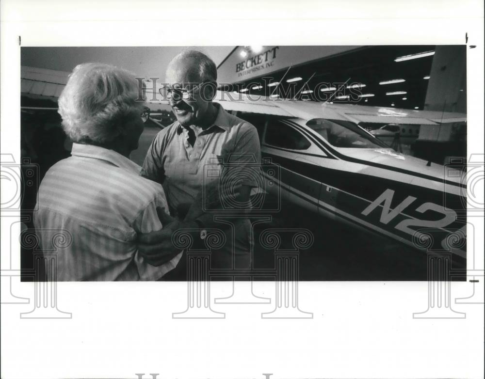 1990 Press Photo Jim Dunlap holds his wife t before boarding his plane - Historic Images