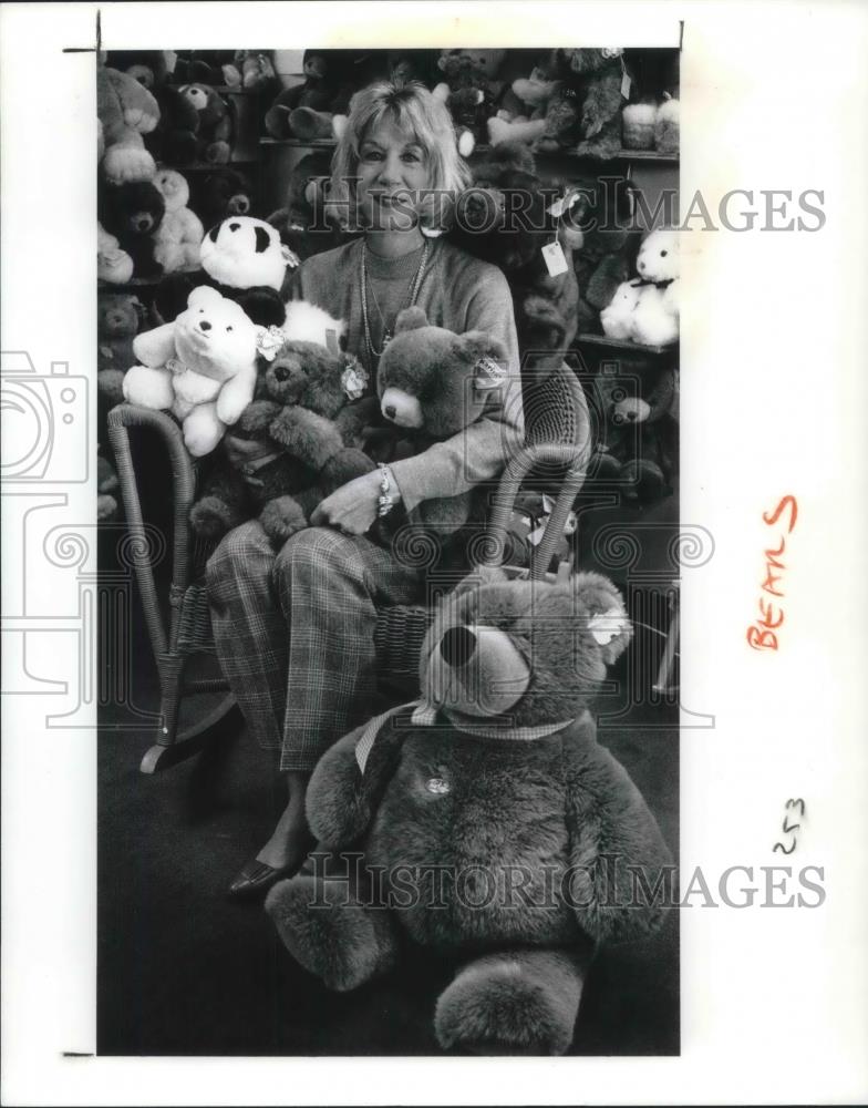 1990 Press Photo Julie Atherton Owner of Strickley Bears Store - Historic Images