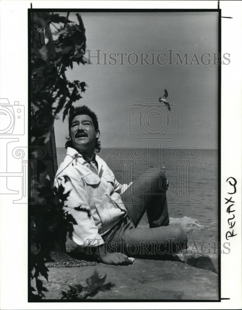 1990 Press Photo Euclid artist Bob Broshak relax. - Historic Images