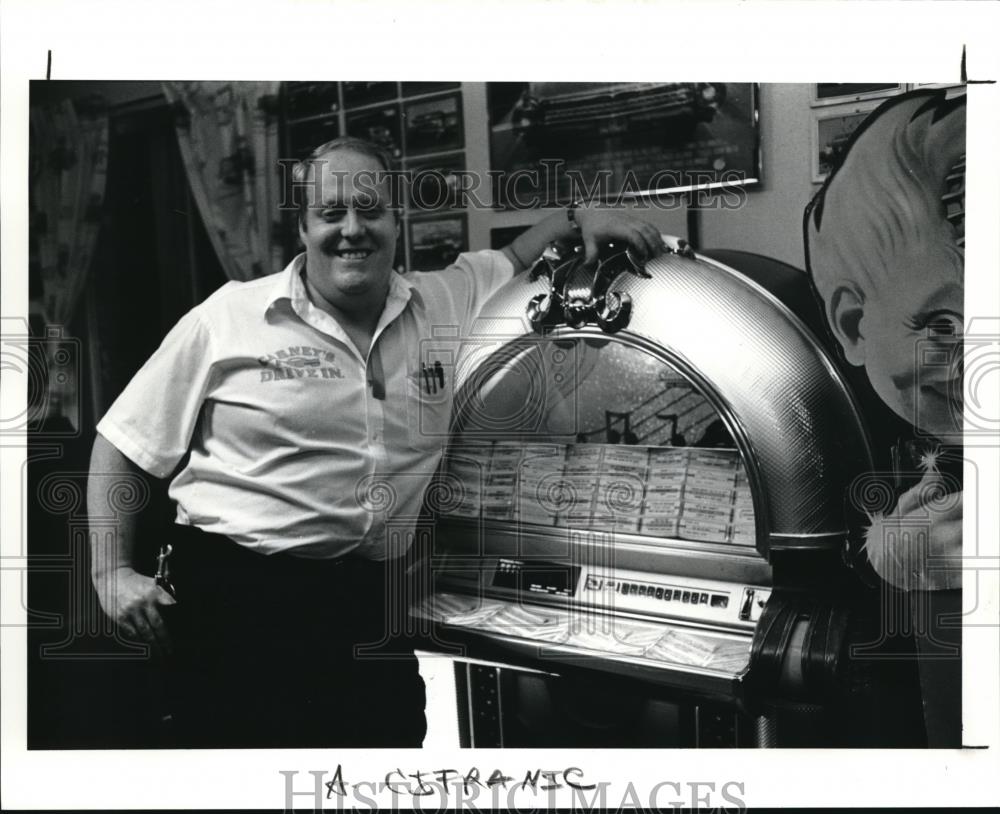 1991 Press Photo Chuck Crumley II Owner of Carneys Drive In - Historic Images