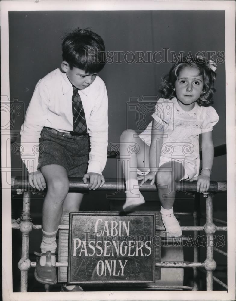 1947 Press Photo Michael Masters &amp; sister Susan Margaret on Queen Mary liner - Historic Images