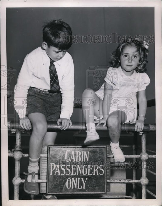 1947 Press Photo Michael Masters & sister Susan Margaret on Queen Mary liner - Historic Images