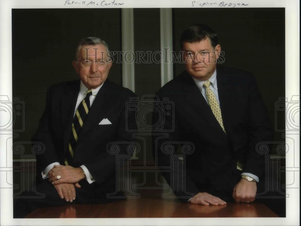 2002 Press Photo Stephen Brogan Businessman Looks Important In Suit - Historic Images