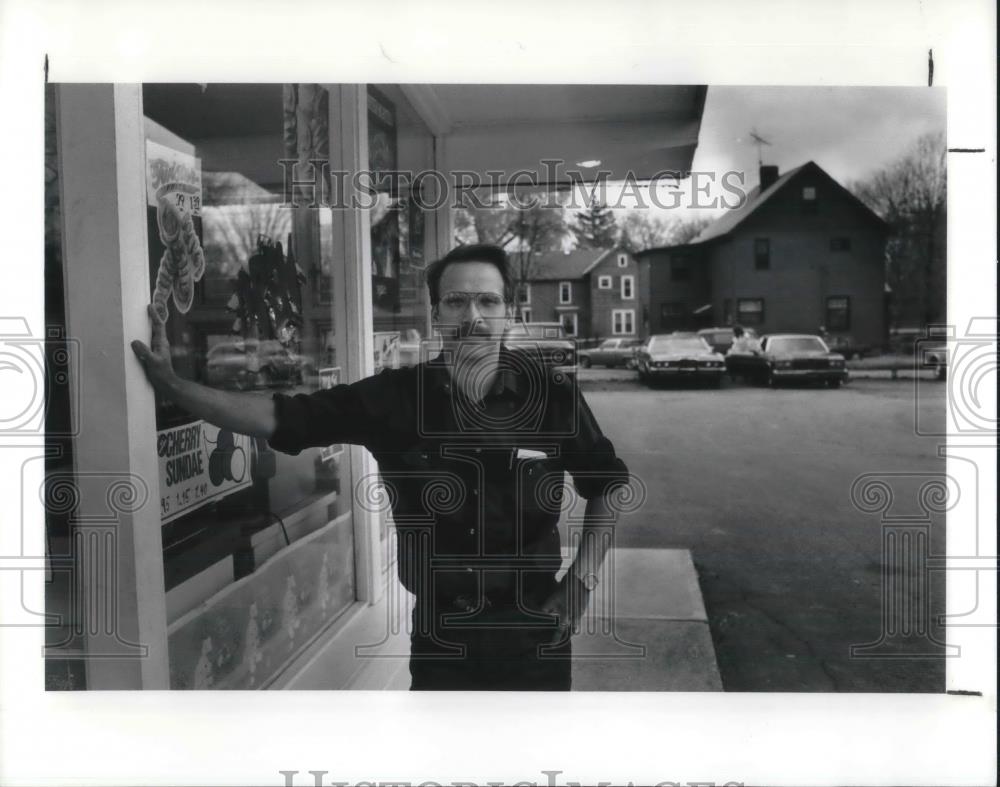 1991 Press Photo Custard Carousel owner Brad Ashburn foul smelling goat neighbor - Historic Images