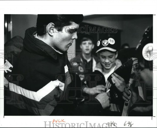 1991 Press Photo Soviet hockey player Sergei Bushmelev signs the hockey stick - Historic Images