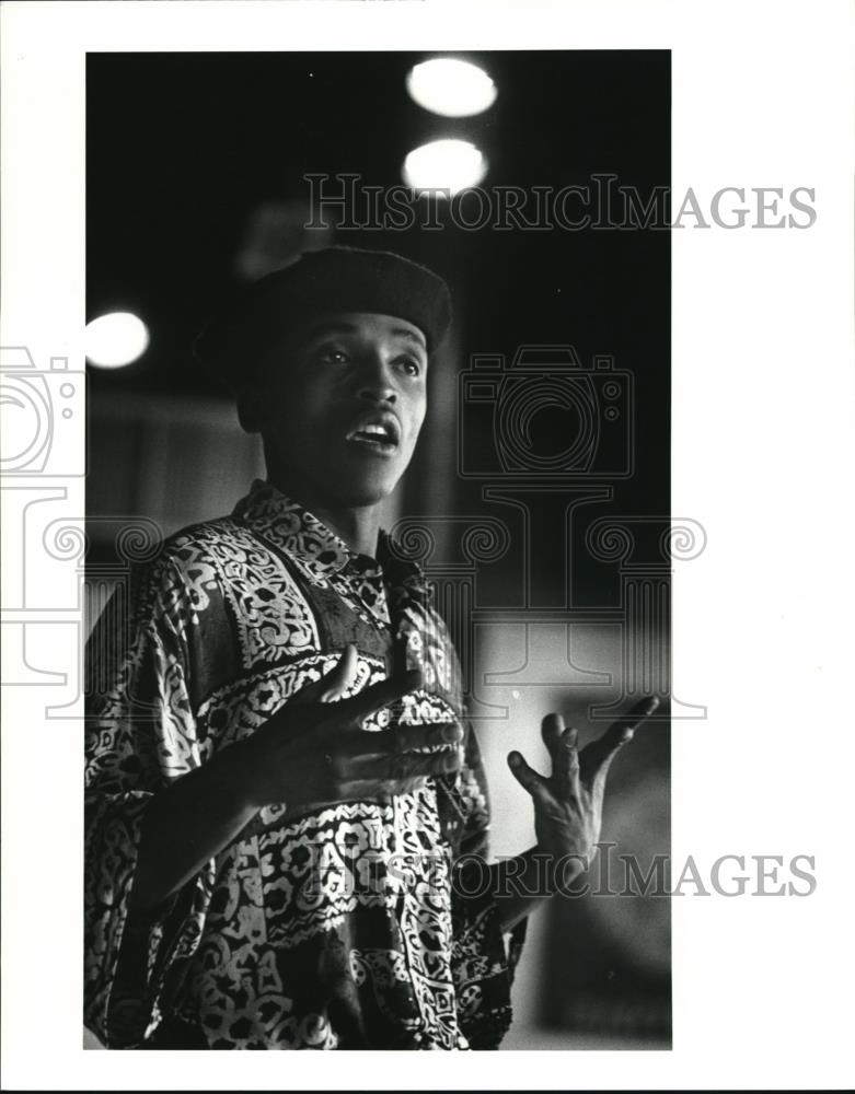 1990 Press Photo Dumisani Dlamini of the Sarafina Cast answers questions - Historic Images