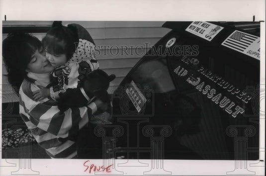 1991 Press Photo Lori Ameye & daughter Ashley age 2 & husbands truck - Historic Images