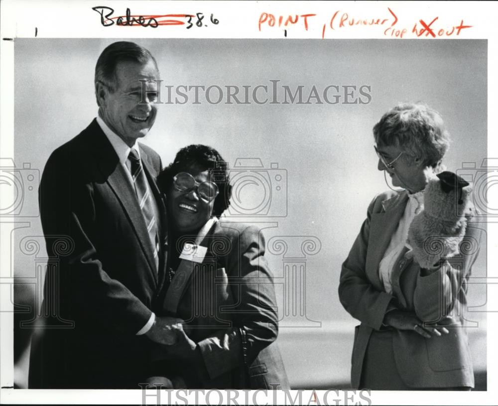 1990 Press Photo Janie Carter Gets Hug From President George Bush In Cleveland - Historic Images