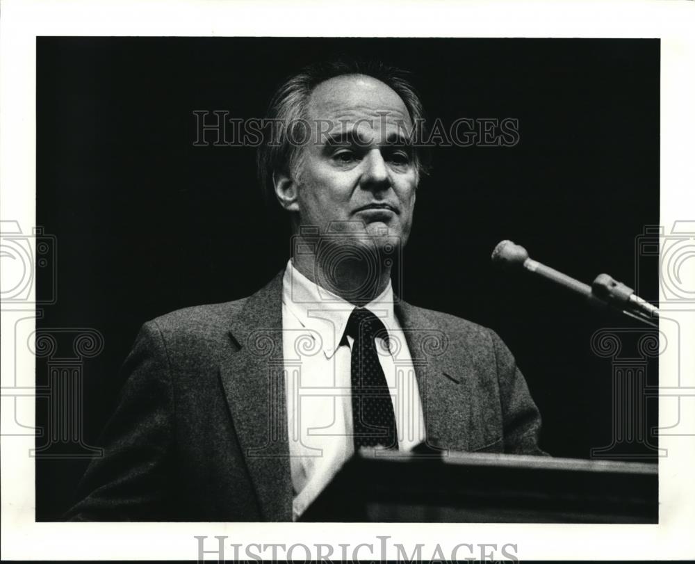 1990 Press Photo Dr Charles L Clements talks at Cleveland State University - Historic Images