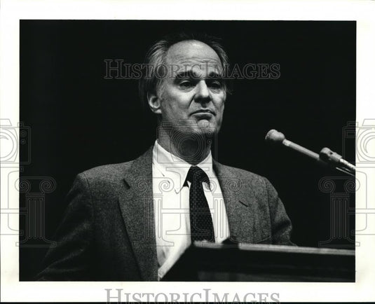 1990 Press Photo Dr Charles L Clements talks at Cleveland State University - Historic Images