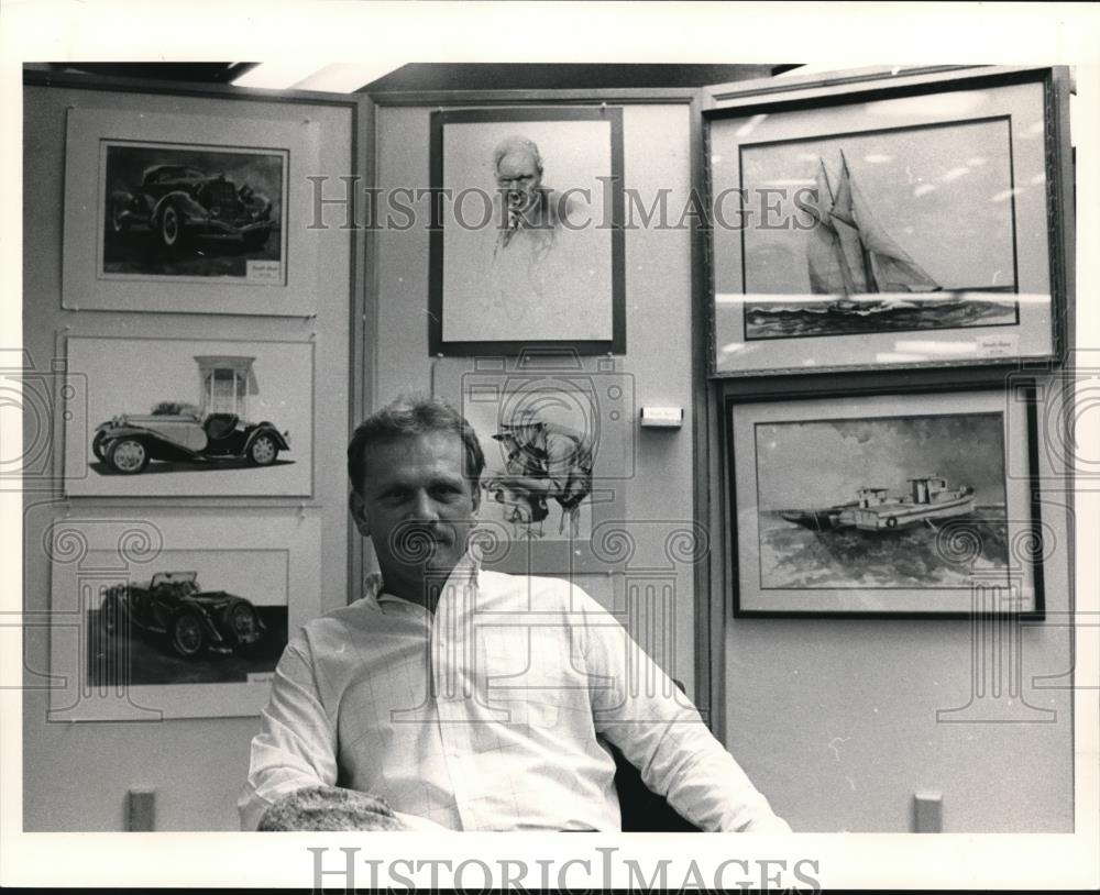 1990 Press Photo Robert Cutlip and his artwork on display at Lorain Public Lib - Historic Images