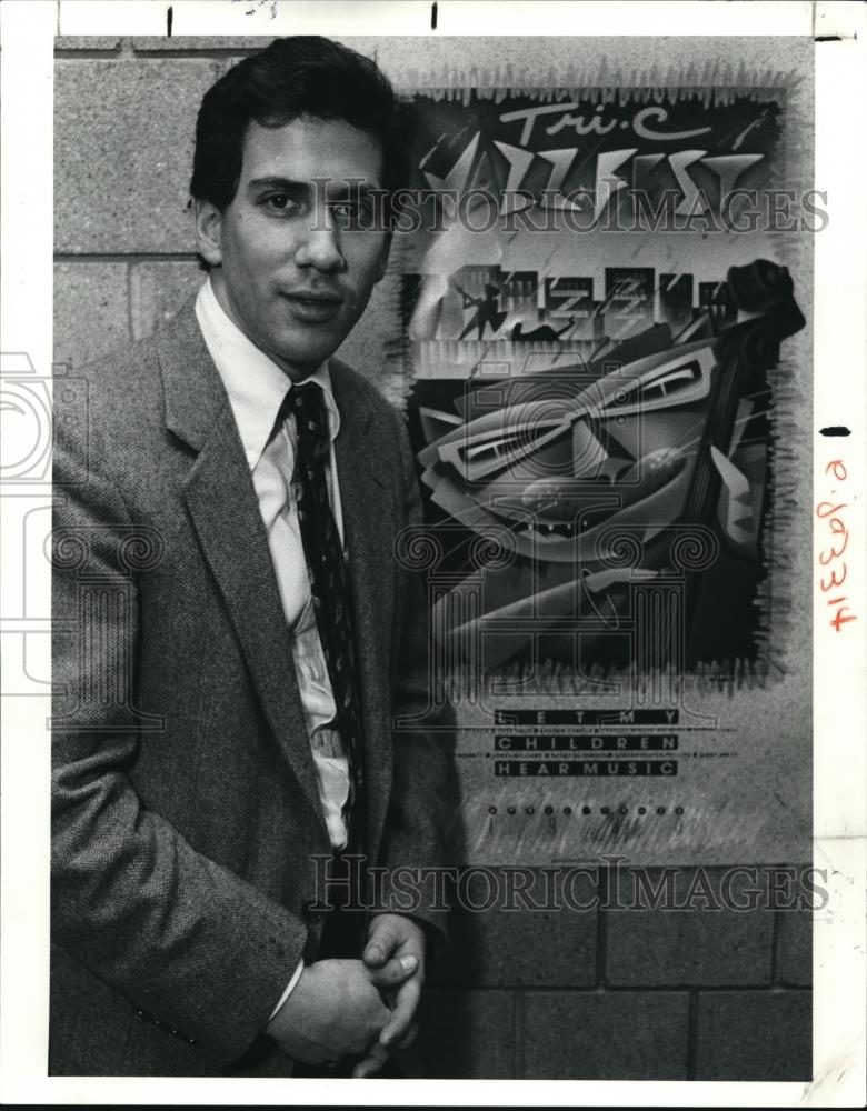 1990 Press Photo Max Dehn, Jazz Fest Promotion Director with Jazz Fest Poster - Historic Images