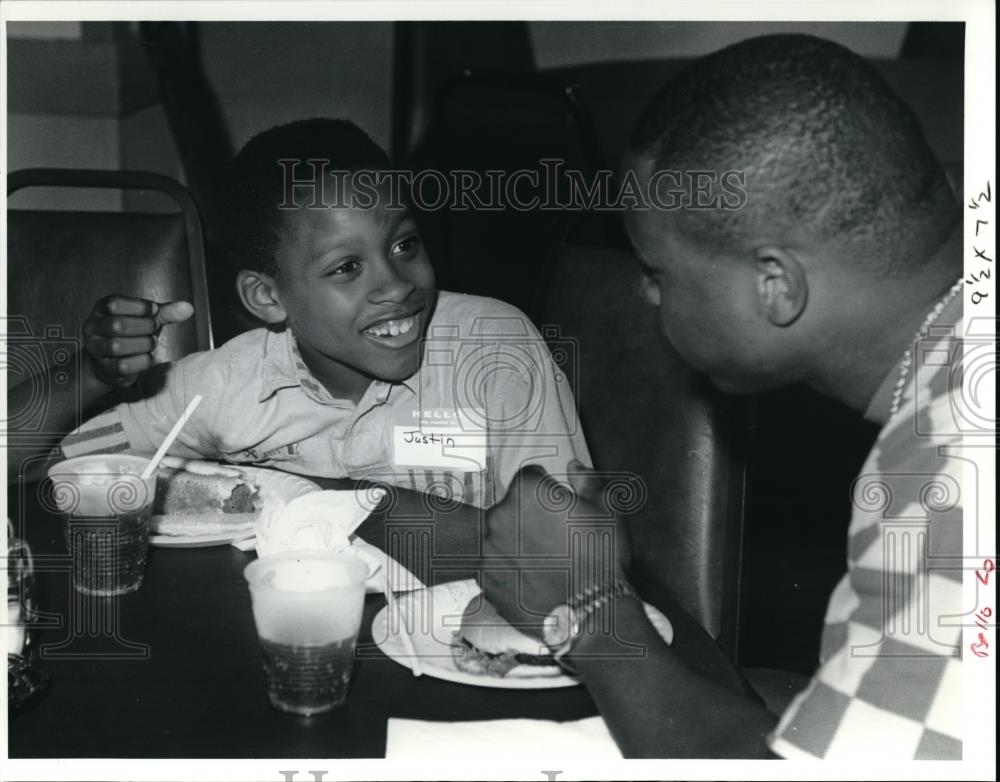 1991 Press Photo Justin Hubard Eats Llunch with Cleveland Indian Albert Belle - Historic Images