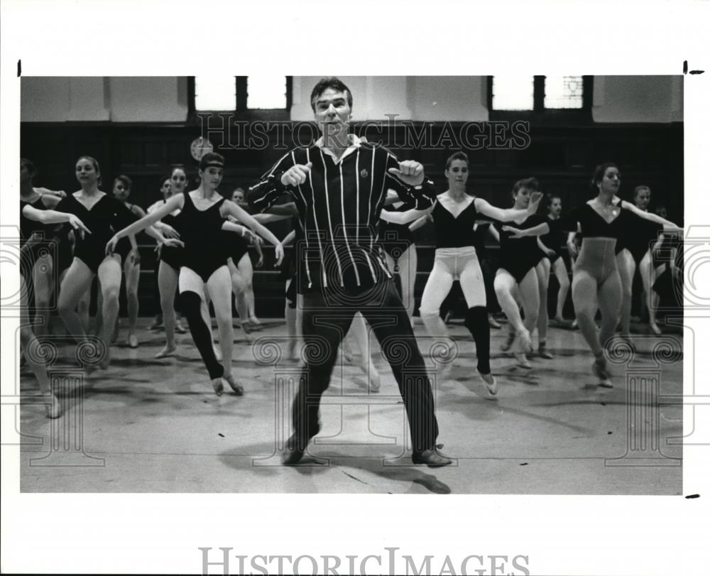 1990 Press Photo Jacques D&#39;Amboise teaches a master class at Akron University - Historic Images