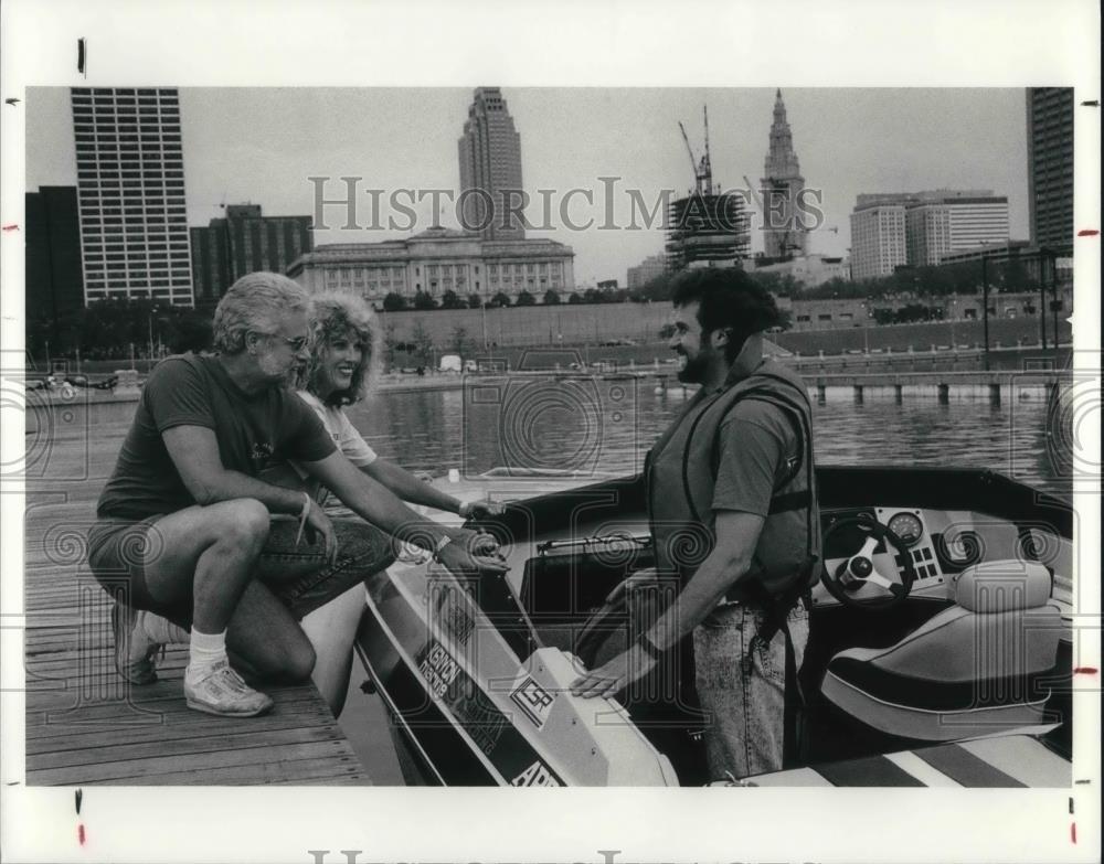 1990 Press Photo James Brown and wife Paula greet art De Vries on boat - Historic Images