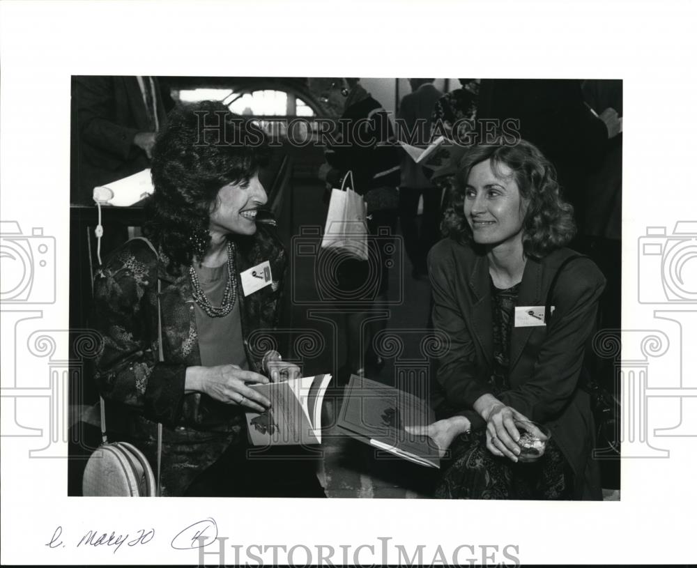 1991 Press Photo Diane Snyder Cowan and Barb Pagon at Art Studio Benefit - Historic Images