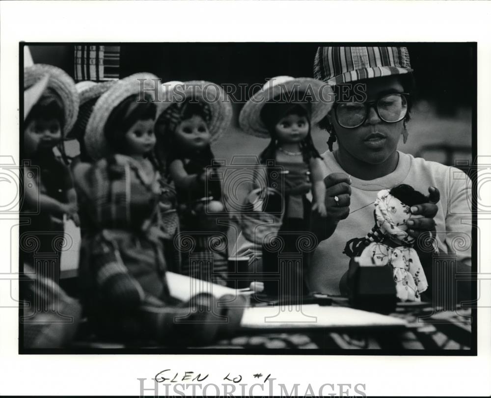 1991 Press Photo Donna Berry Creates Dolls 14th Annual Glevil Feistival - Historic Images