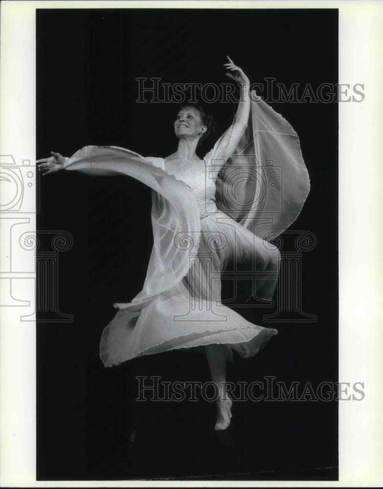 1991 Press Photo Nancy Brenstuhl Rehearses For LCCC Sprint Concert - Historic Images