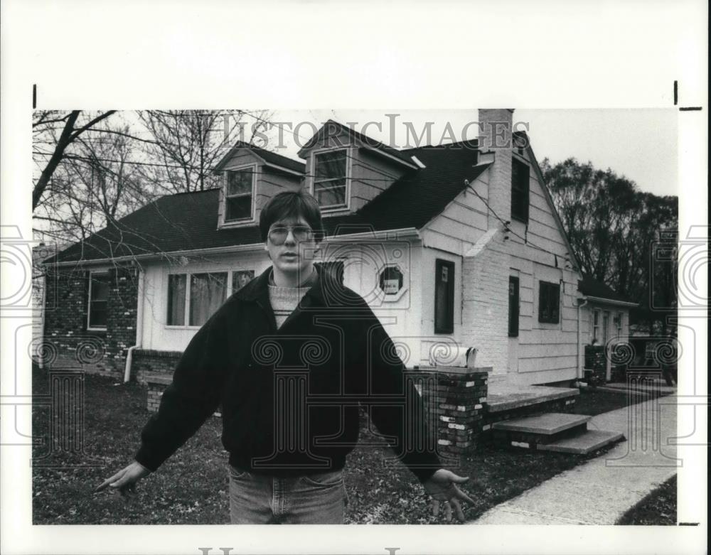 1990 Press Photo Eddy Arko outside his house 1145 E. 357th st. in Eastlake - Historic Images