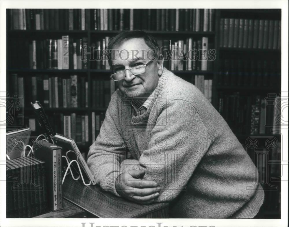 1991 Press Photo Paul Duke at Costwold Corners Books Store. - Historic Images