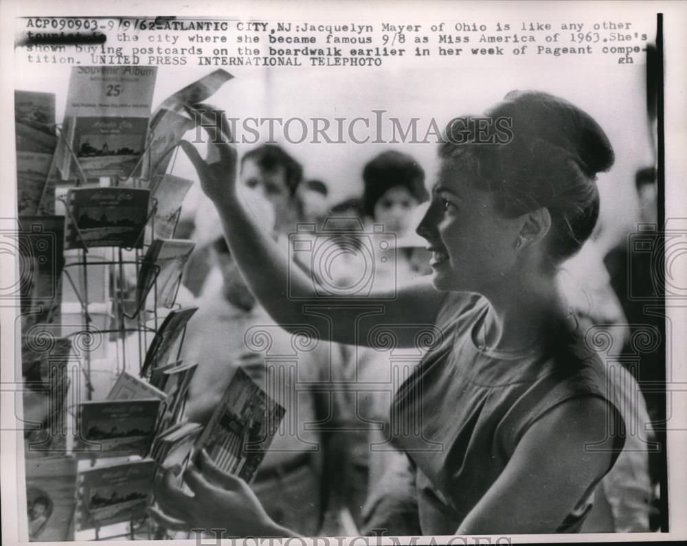 1962 Press Photo The Miss America, J. Mayer in a boardwalk looking for cards - Historic Images