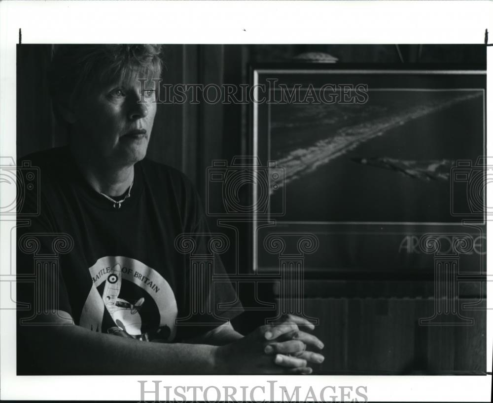 1990 Press Photo Joyce Caldwell looking at a photograph - Historic Images