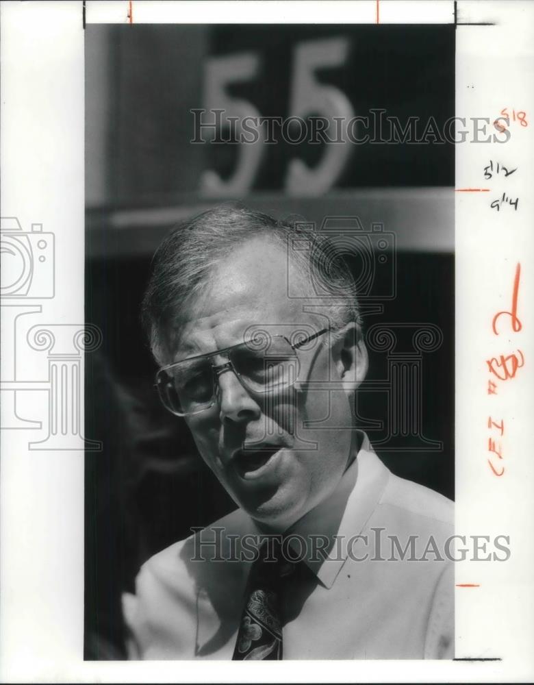 1991 Press Photo Jim Atkinson giving CEI the side story - cva02863 - Historic Images