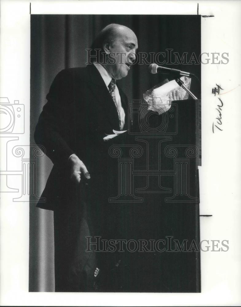 1991 Press Photo Peter Arnett shows package of Baby Milk he brought from Iraq - Historic Images