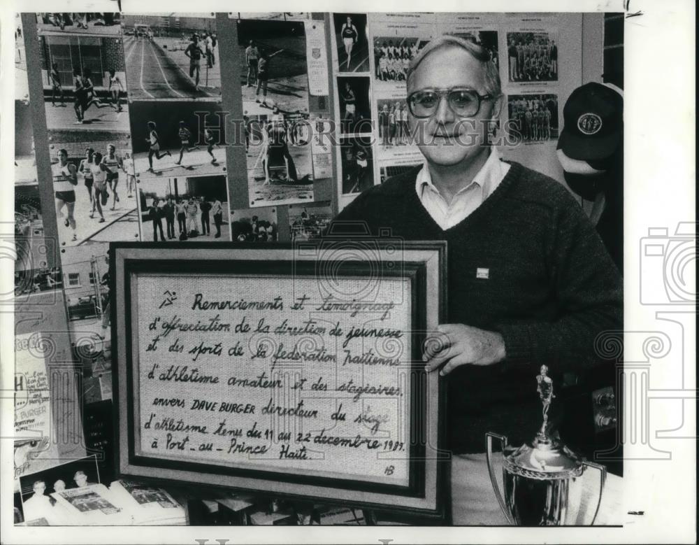 1990 Press Photo Dave Burger and His Print in French - cva03388 - Historic Images