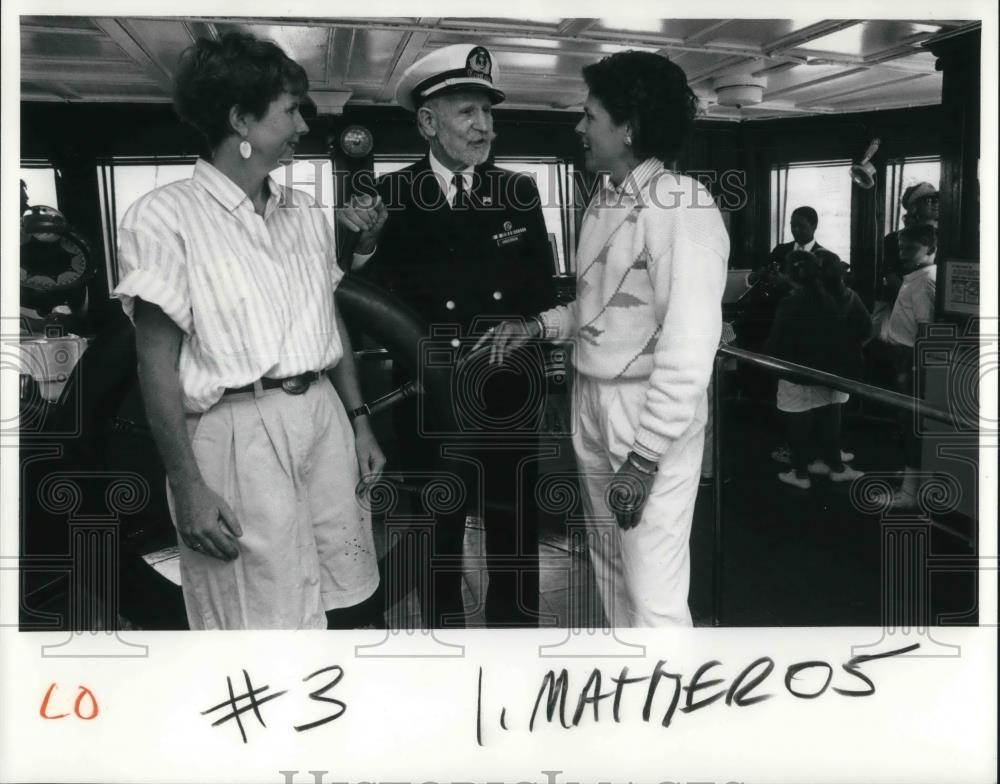 1991 Press Photo Lucy Ireland, Capt. Harry Anderson and Martha Boyer talk - Historic Images