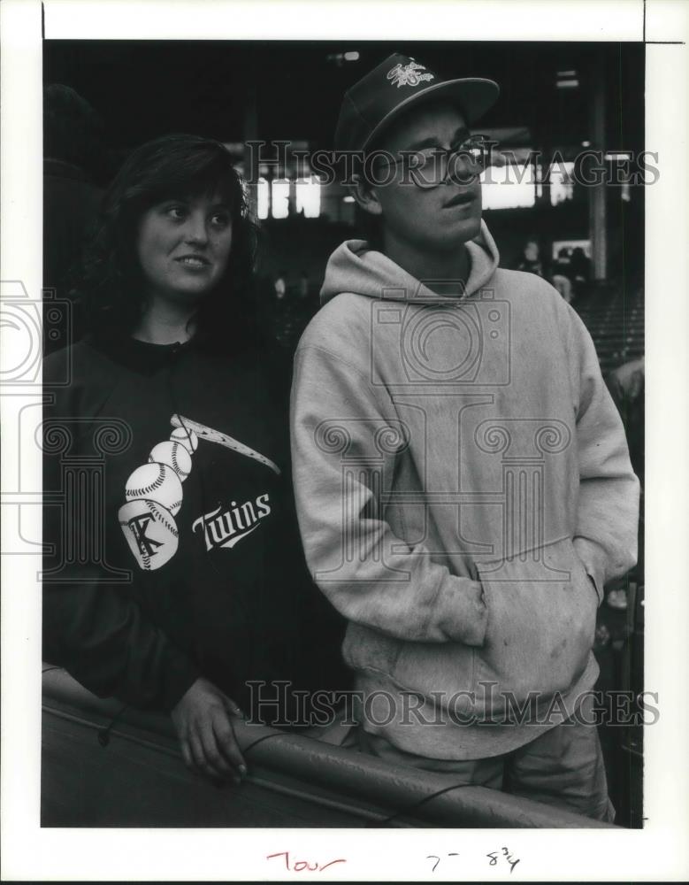 1991 Press Photo Sue Easler and Bill Craib wait to talk with members of Orioles - Historic Images