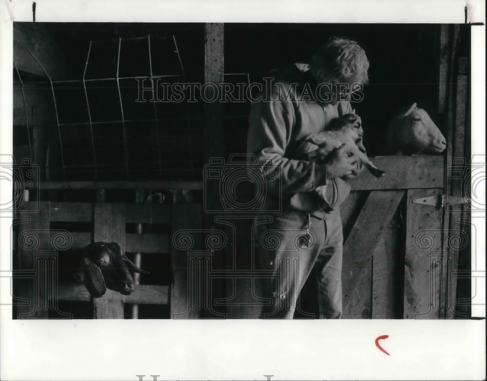 1990 Press Photo Jim Burnett owner & operator of animal farm in Olmstead Falls - Historic Images