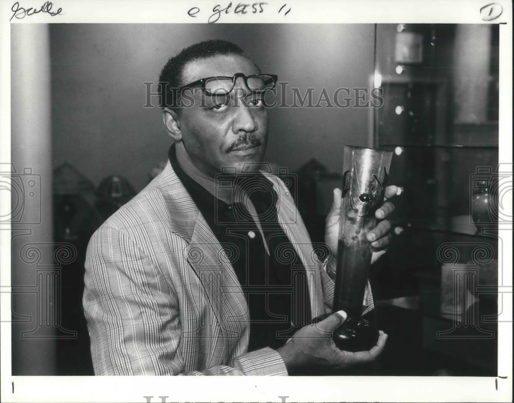 1990 Press Photo Harlan Eberhardt with art glass vase at auction gallery - Historic Images