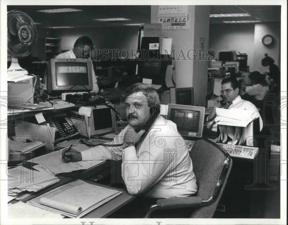 1991 Press Photo Richard Demko, VP Prescott-Ball & Turben selling Municipal Bond - Historic Images