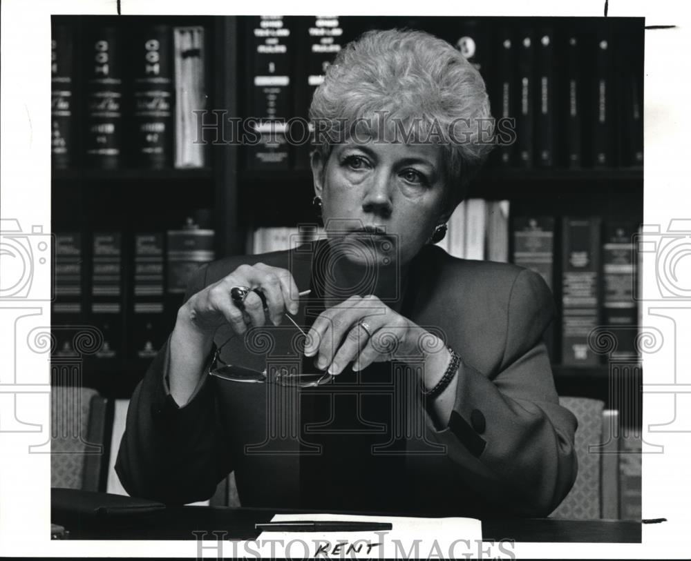 1991 Press Photo Kent University President Carol Cartwright Sits at Desk - Historic Images