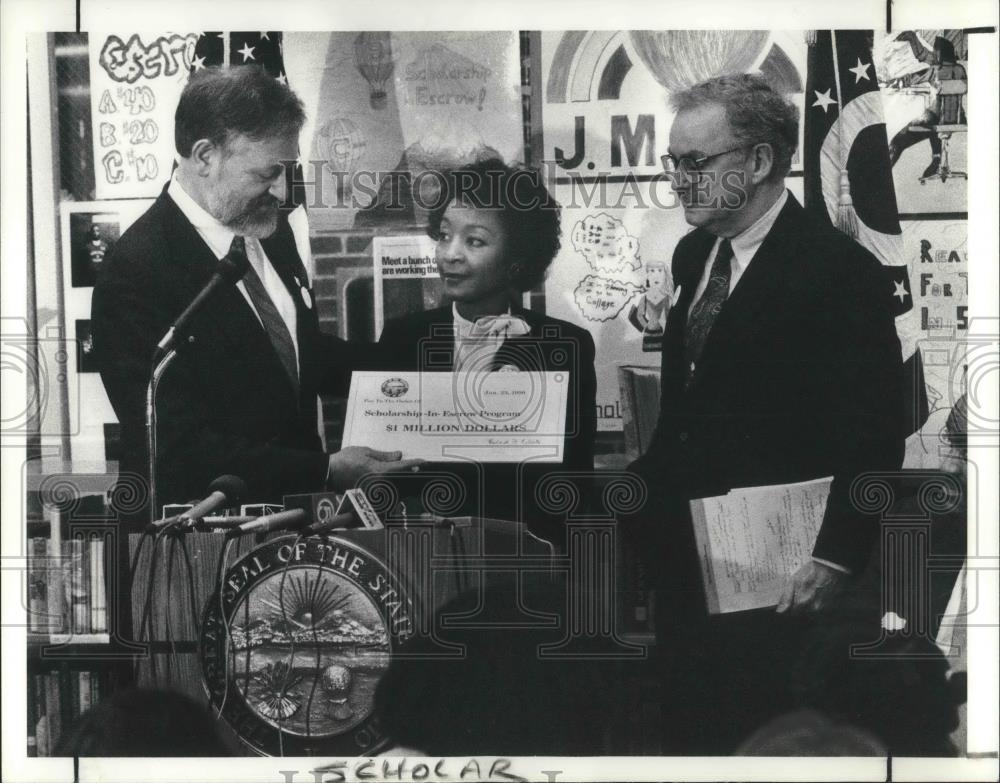 1990 Press Photo Rosie N. Doughty, John F. Lewis, Gov. Richard Celeste - Historic Images