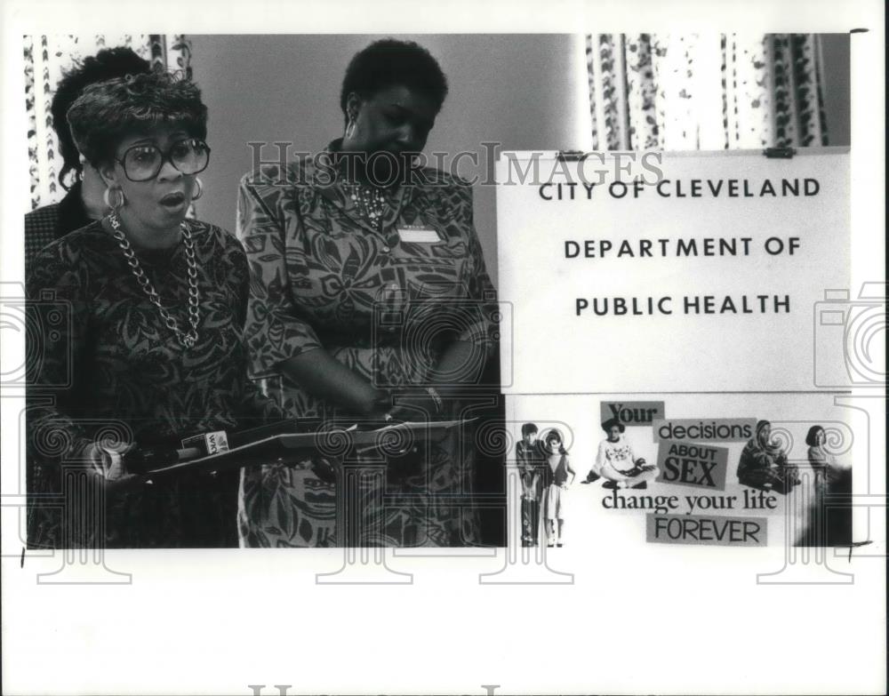 1991 Press Photo Daisy L. Alford addressing media on health and human services - Historic Images