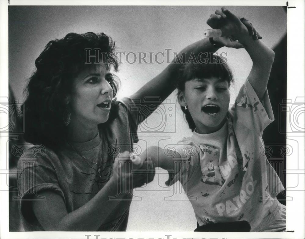 1991 Press Photo Technical Assistant Debbi Dieglo helps Kim Stenger in dancing - Historic Images