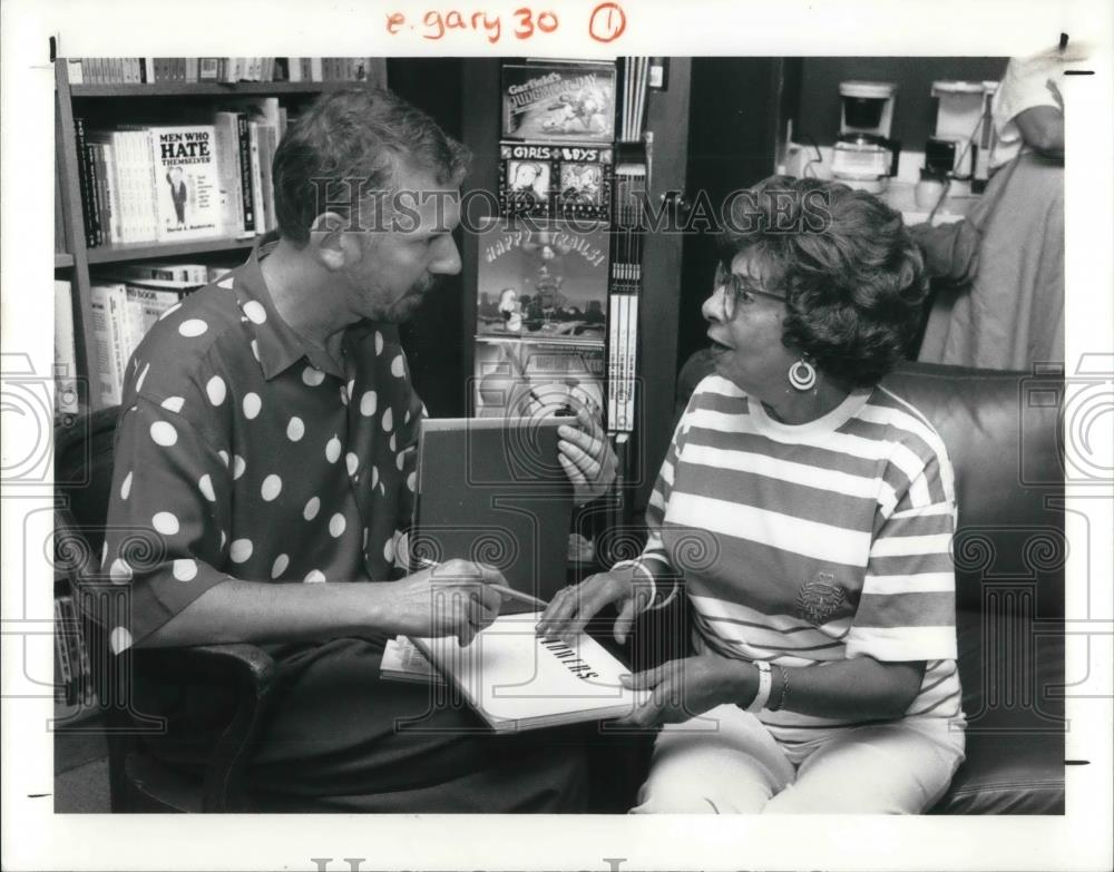 1990 Press Photo Gary Bukovnik chats with Ann Opeka &amp; autographs a book - Historic Images