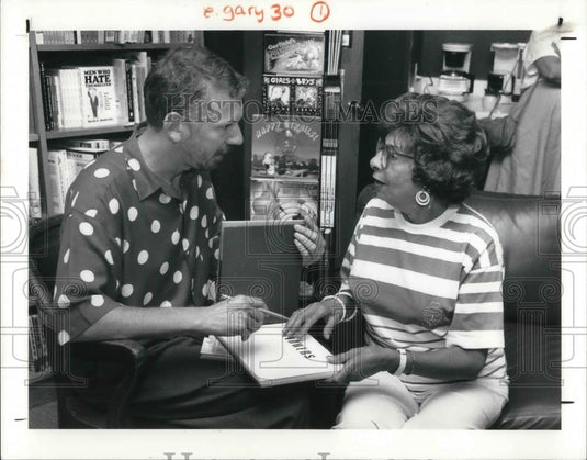 1990 Press Photo Gary Bukovnik chats with Ann Opeka & autographs a book - Historic Images