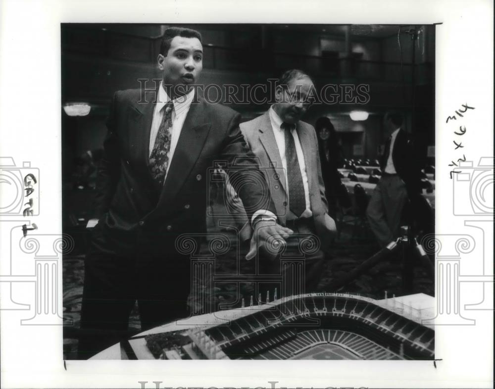 1991 Press Photo Indians catcher Sany Alomar Jr &amp; Gatew dir David Goss - Historic Images