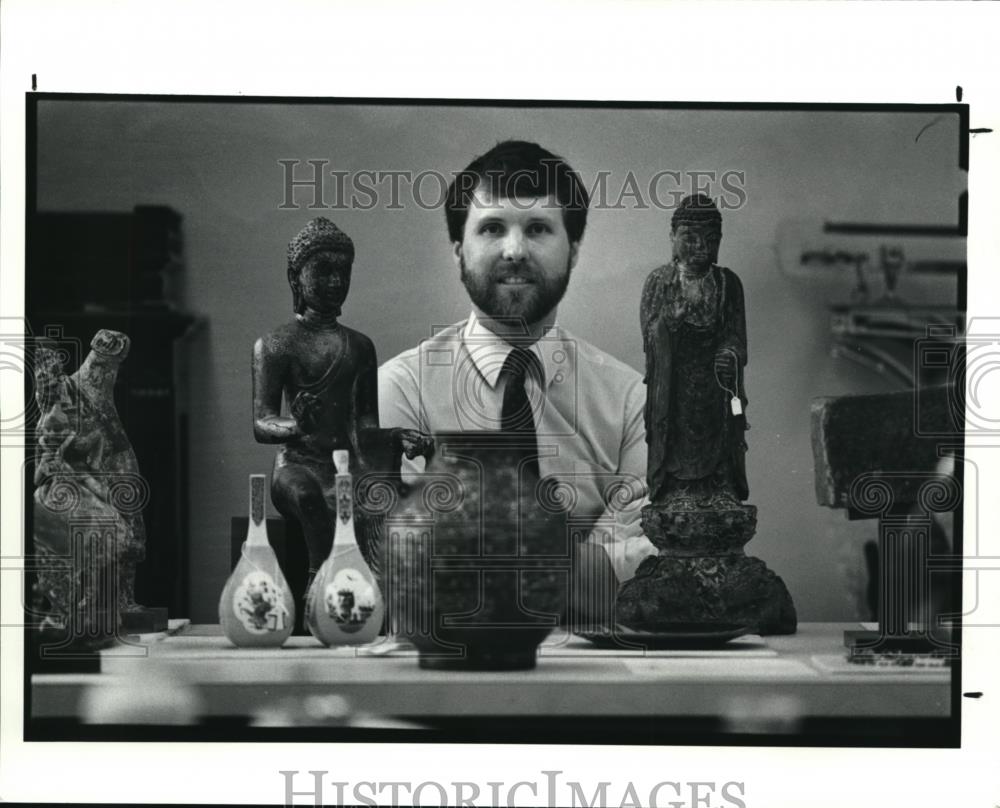 1990 Press Photo Bruce Christman, conservator at the Cleveland Museum of Art - Historic Images