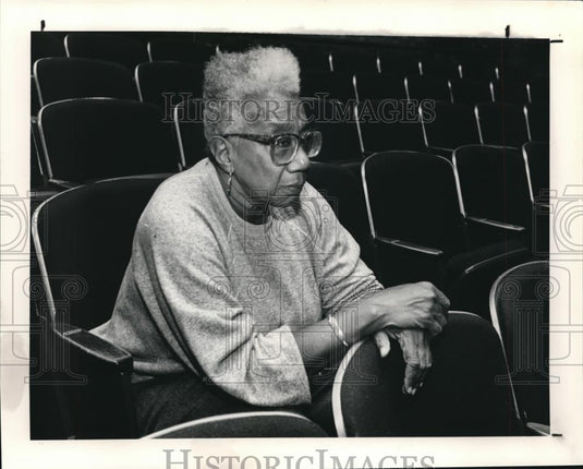 1991 Press Photo Director Vinnette Carroll watches rehearsal at Karamu Theatre - Historic Images